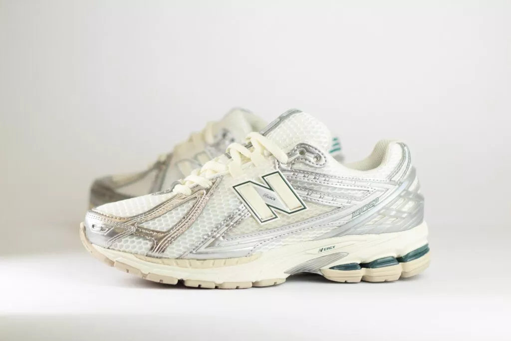 New Balance 1906R Silver Metallic Sea Salt – Wit/Zilver/Beige – Heren/Dames/Uniseks Sneakers – Mesh/Leer – M1906REE – Zijkant