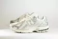 New Balance 1906R Silver Metallic Sea Salt – Wit/Zilver/Beige – Heren/Dames/Uniseks Sneakers – Mesh/Leer – M1906REE – Zijkant