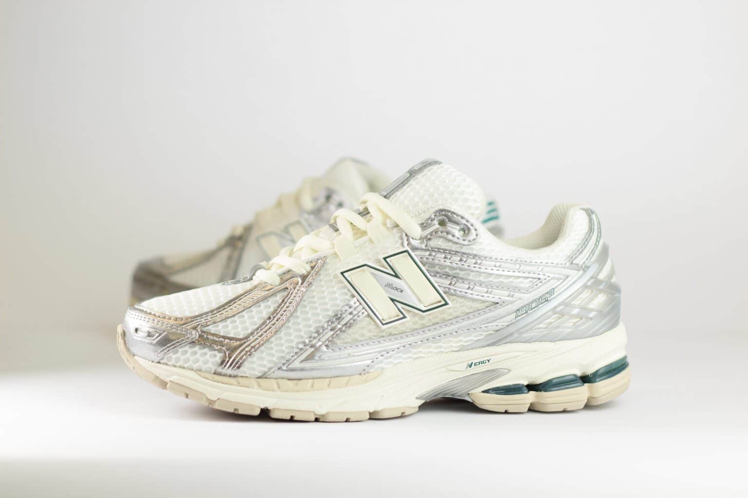 New Balance 1906R Silver Metallic Sea Salt – Wit/Zilver/Beige – Heren/Dames/Uniseks Sneakers – Mesh/Leer – M1906REE – Zijkant