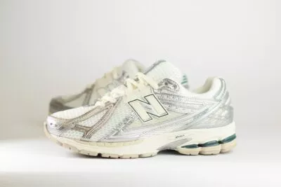 New Balance 1906R Silver Metallic Sea Salt – Wit/Zilver/Beige – Heren/Dames/Uniseks Sneakers – Mesh/Leer – M1906REE – Zijkant