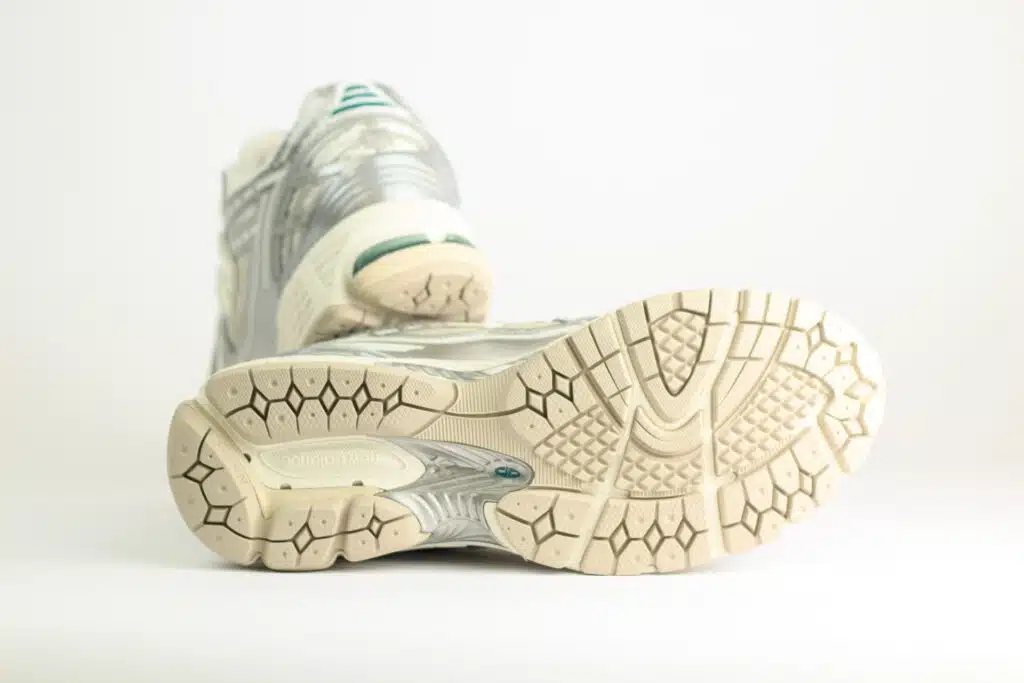 New Balance 1906R Silver Metallic Sea Salt – Wit/Zilver/Beige – Heren/Dames/Uniseks Sneakers – Mesh/Leer – M1906REE – Onderkant