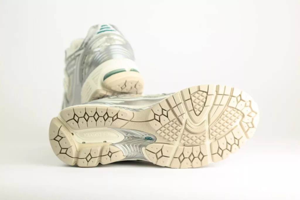 New Balance 1906R Silver Metallic Sea Salt – Wit/Zilver/Beige – Heren/Dames/Uniseks Sneakers – Mesh/Leer – M1906REE – Onderkant