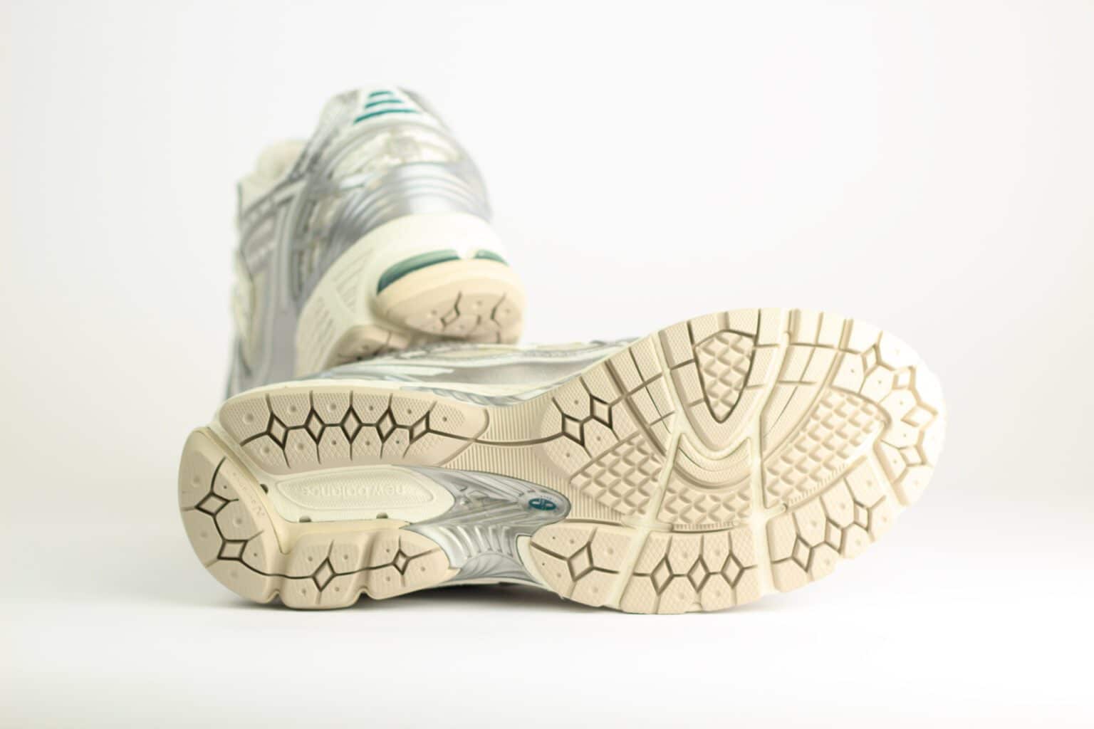 New Balance 1906R Silver Metallic Sea Salt – Wit/Zilver/Beige – Heren/Dames/Uniseks Sneakers – Mesh/Leer – M1906REE – Onderkant