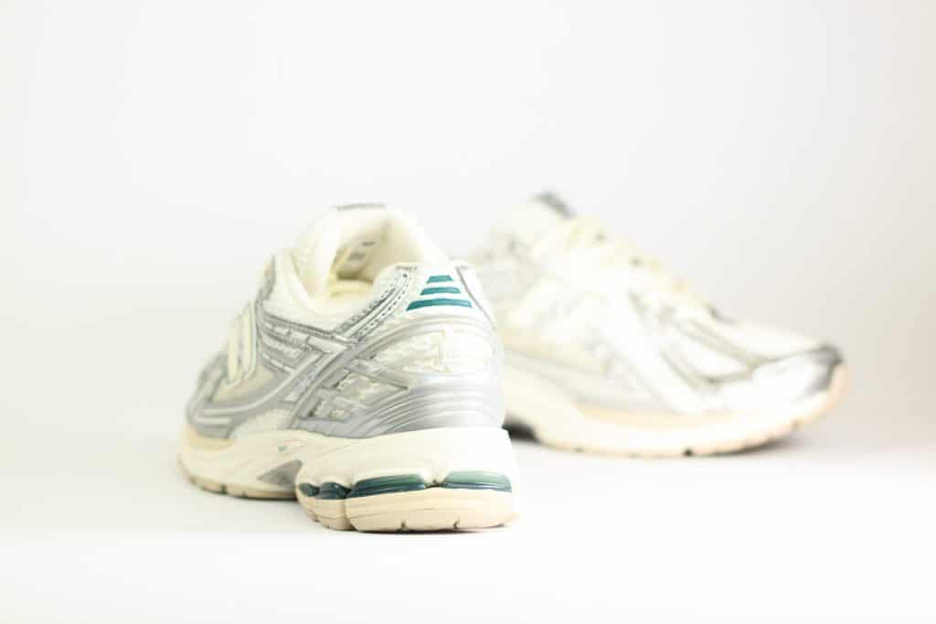 New Balance 1906R Silver Metallic Sea Salt – Wit/Zilver/Beige – Heren/Dames/Uniseks Sneakers – Mesh/Leer – M1906REE – Achterkant