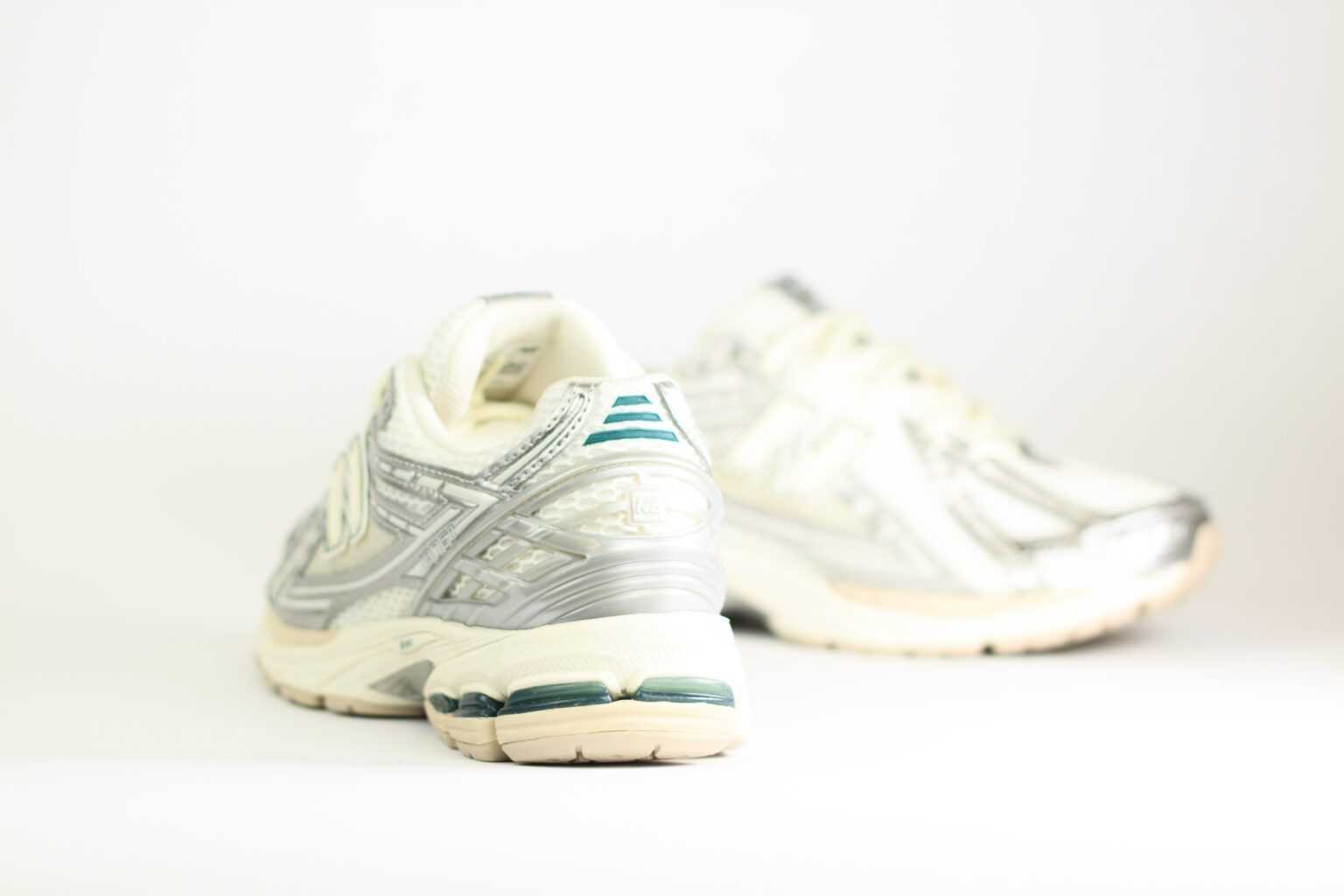New Balance 1906R Silver Metallic Sea Salt – Wit/Zilver/Beige – Heren/Dames/Uniseks Sneakers – Mesh/Leer – M1906REE – Achterkant