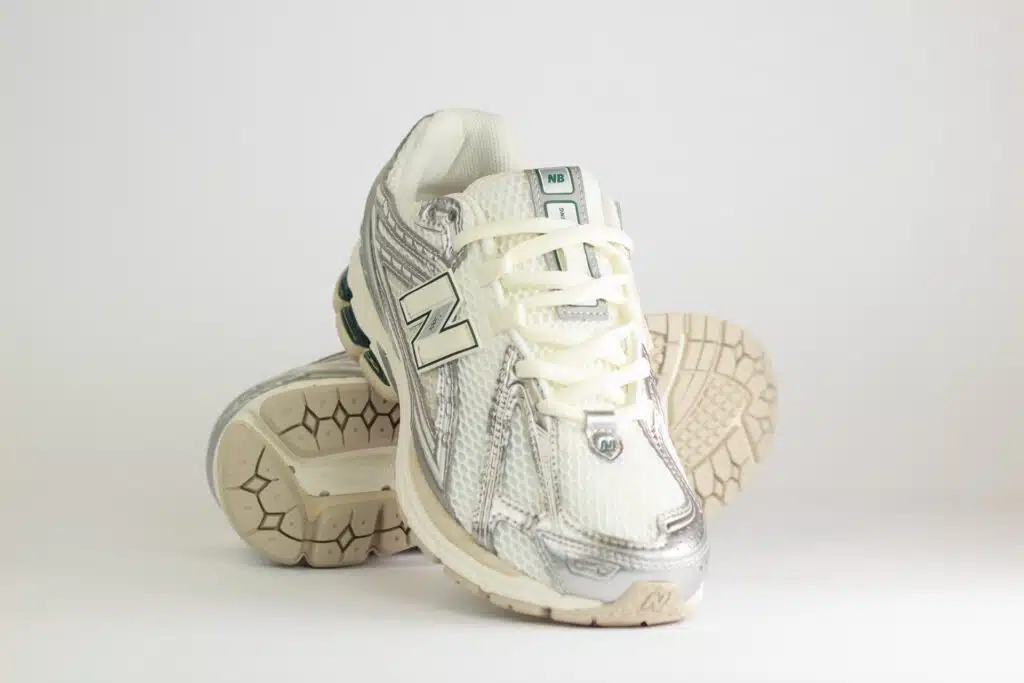 New Balance 1906R Silver Metallic Sea Salt – Wit/Zilver/Beige – Heren/Dames/Uniseks Sneakers – Mesh/Leer – M1906REE – Voorkant