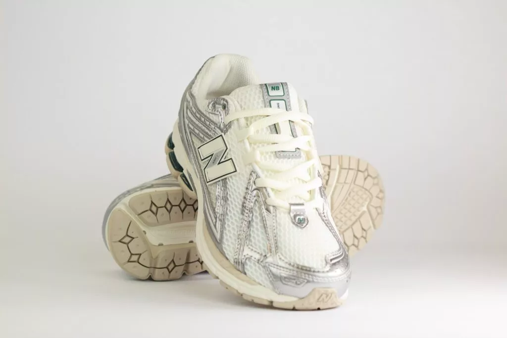 New Balance 1906R Silver Metallic Sea Salt – Wit/Zilver/Beige – Heren/Dames/Uniseks Sneakers – Mesh/Leer – M1906REE – Voorkant