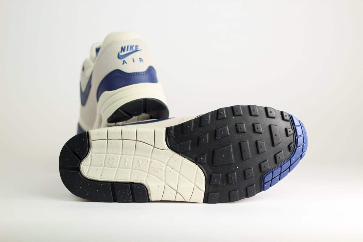 Nike Air Max 1 Essential Sanded Purple – Paars/Wit – Heren/Dames/Uniseks Sneakers – Leer/Mesh – FZ5808-017 – Onderkant