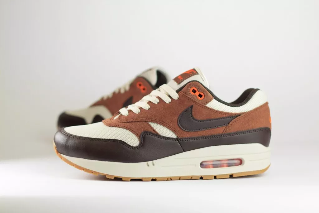 Nike Air Max 1 Essential Thanksgiving – Bruin/Wit – Heren/Dames/Uniseks Sneakers – Leer/Mesh – FZ5808-108 – Zijkant
