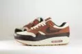Nike Air Max 1 Essential Thanksgiving – Bruin/Wit – Heren/Dames/Uniseks Sneakers – Leer/Mesh – FZ5808-108 – Zijkant