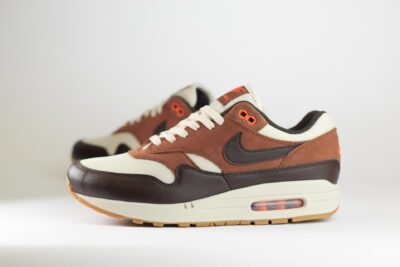 Nike Air Max 1 Essential Thanksgiving – Bruin/Wit – Heren/Dames/Uniseks Sneakers – Leer/Mesh – FZ5808-108 – Zijkant