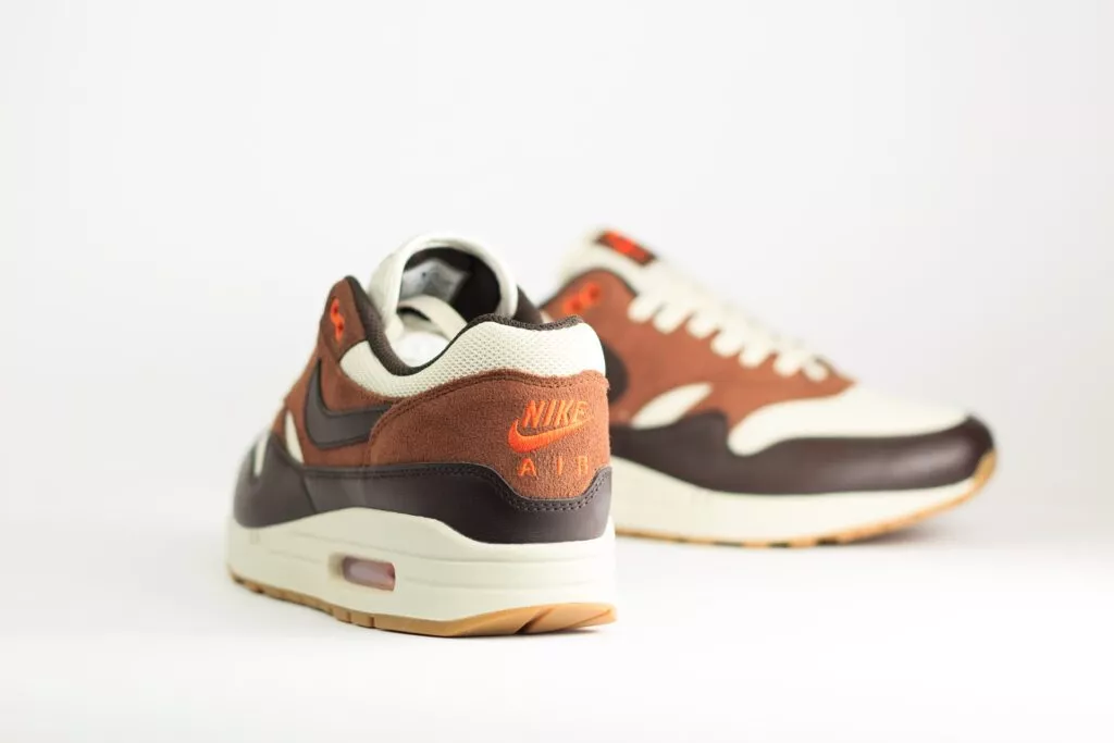 Nike Air Max 1 Essential Thanksgiving – Bruin/Wit – Heren/Dames/Uniseks Sneakers – Leer/Mesh – FZ5808-108 – Achterkant