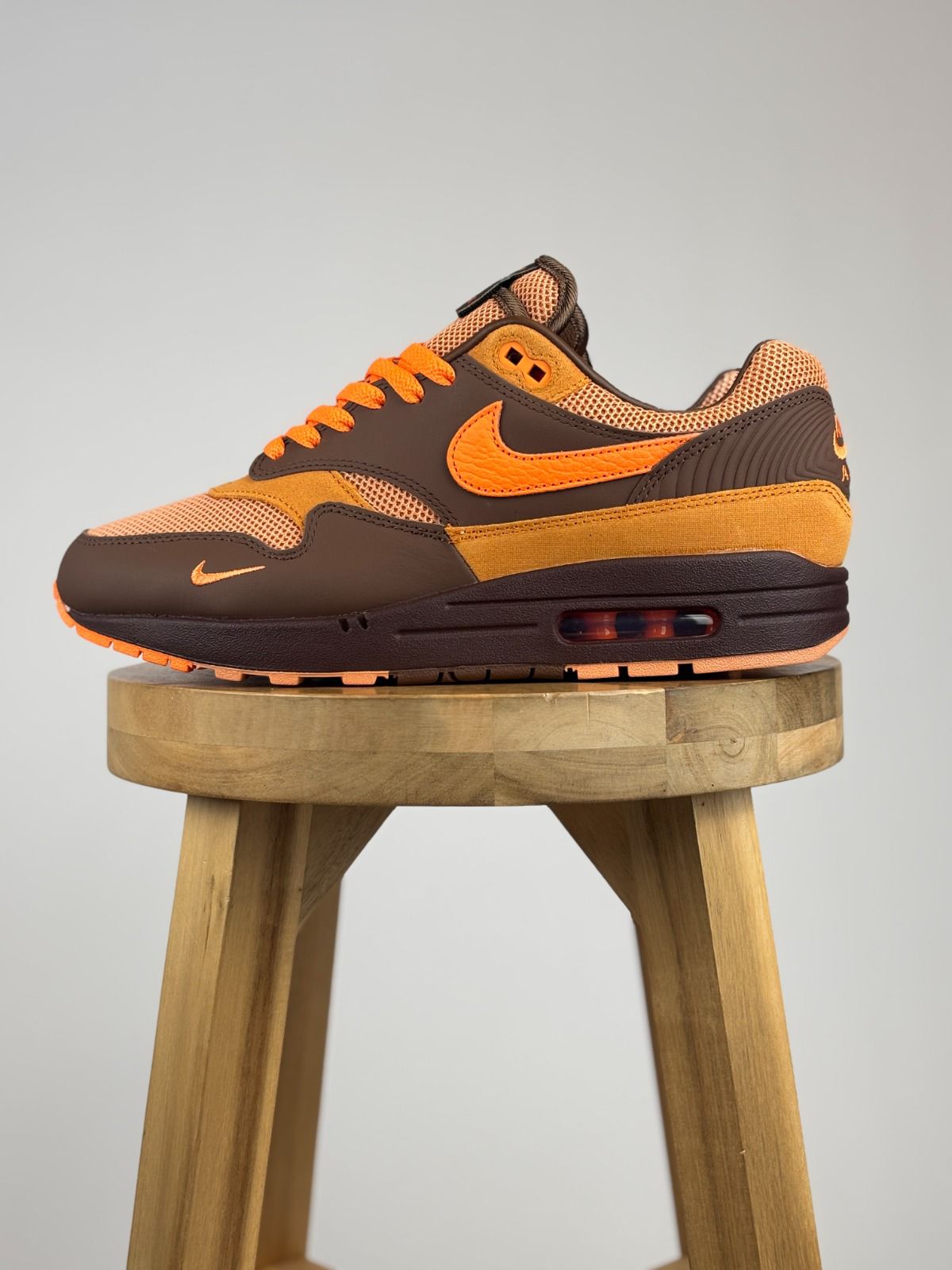 Nike Air Max 1 King's Day – Bruin/Oranje – Heren/Dames/Uniseks Sneakers – Leer/Mesh - HF7346-200 – Zijkant op krukje