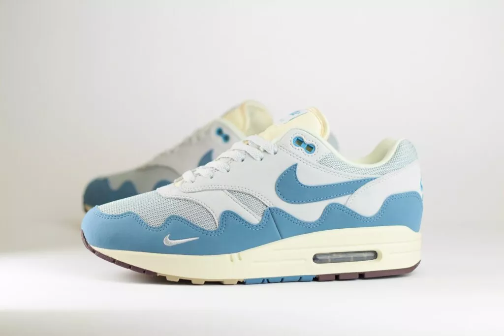 Nike Air Max 1 Patta Waves Noise Aqua – Blauw/Grijs – Heren/Dames/Uniseks Sneakers – Suede/Mesh – DH1348-004 – Zijkant