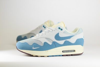 Nike Air Max 1 Patta Waves Noise Aqua – Blauw/Grijs – Heren/Dames/Uniseks Sneakers – Suede/Mesh – DH1348-004 – Zijkant