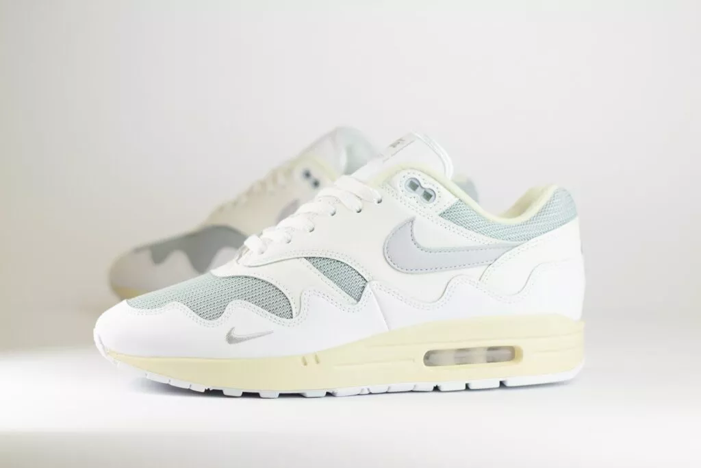 Nike Air Max 1 Patta Waves White – Wit/Grijs – Heren/Dames/Uniseks Sneakers – Vinyl/Mesh – DQ0299-100 – Zijkant