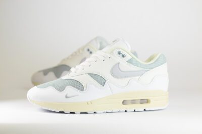 Nike Air Max 1 Patta Waves White – Wit/Grijs – Heren/Dames/Uniseks Sneakers – Vinyl/Mesh – DQ0299-100 – Zijkant