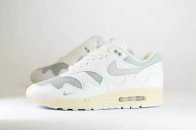 Nike Air Max 1 Patta Waves White – Wit/Grijs – Heren/Dames/Uniseks Sneakers – Vinyl/Mesh – DQ0299-100 – Zijkant