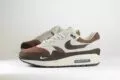 Nike Air Max 1 Size? Exclusive Considered – Bruin/Grijs – Heren/Dames/Uniseks Sneakers – Denim/Suede/Leer – FN7814-001 – Zijkant