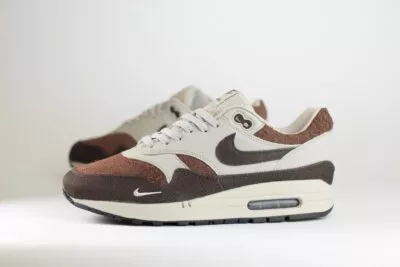 Nike Air Max 1 Size? Exclusive Considered – Bruin/Grijs – Heren/Dames/Uniseks Sneakers – Denim/Suede/Leer – FN7814-001 – Zijkant