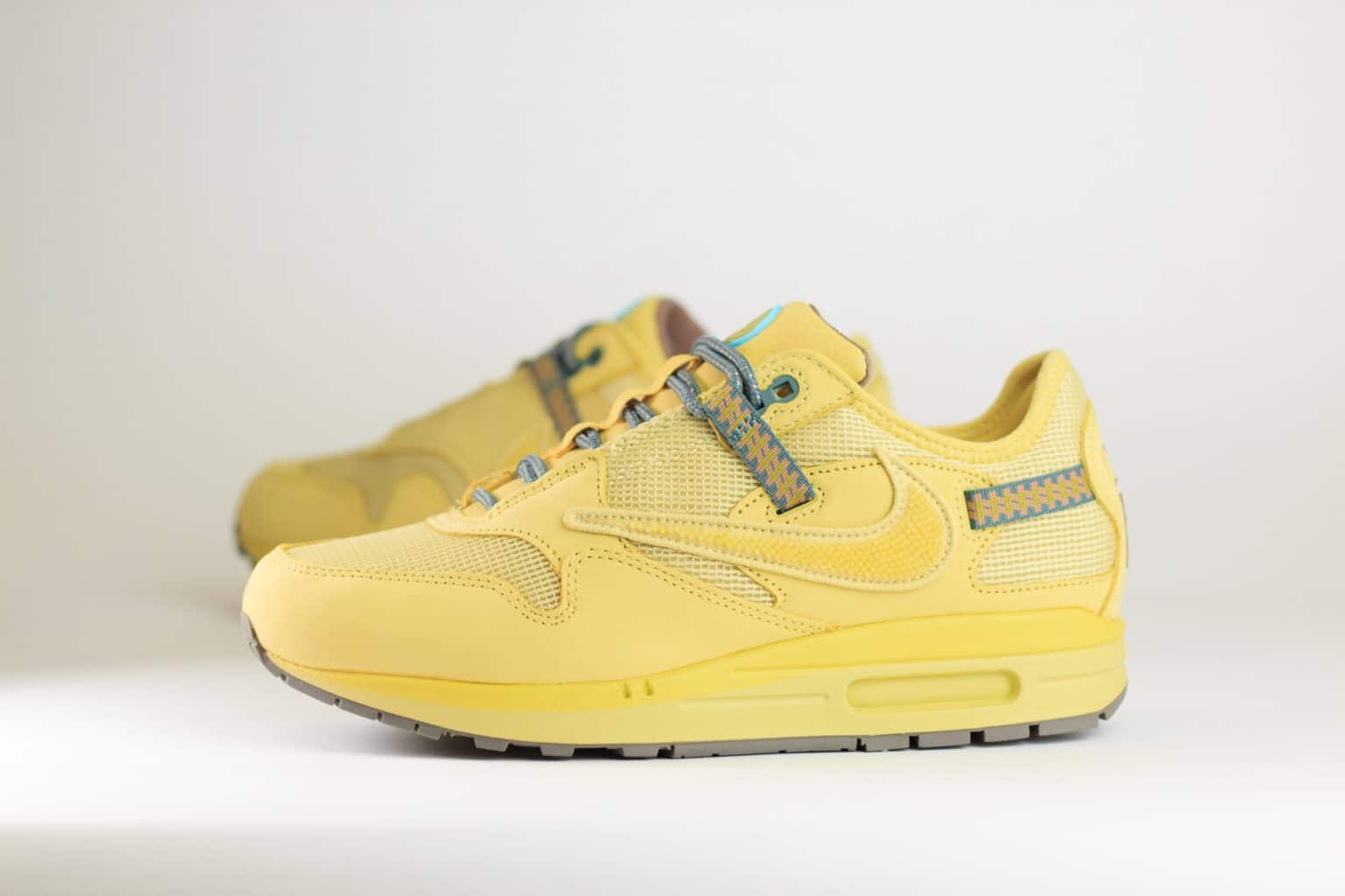 Nike Air Max 1 Travis Scott Cactus Jack Saturn Gold – Geel/Bruin/Goud – Heren/Dames/Uniseks Sneakers – Suede/Mesh – DO9392-700 – Zijkant