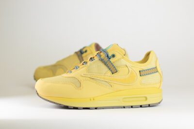 Nike Air Max 1 Travis Scott Cactus Jack Saturn Gold – Geel/Bruin/Goud – Heren/Dames/Uniseks Sneakers – Suede/Mesh – DO9392-700 – Zijkant