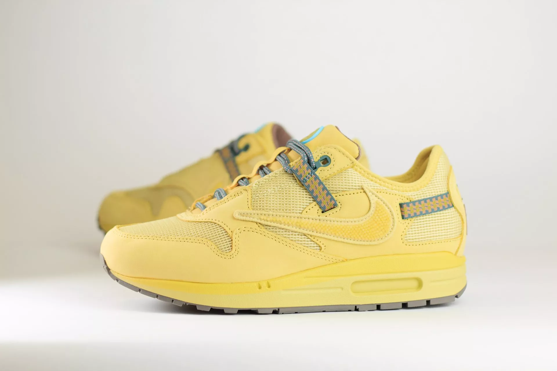 Nike Air Max 1 Travis Scott Cactus Jack Saturn Gold – Geel/Bruin/Goud – Heren/Dames/Uniseks Sneakers – Suede/Mesh – DO9392-700 – Zijkant