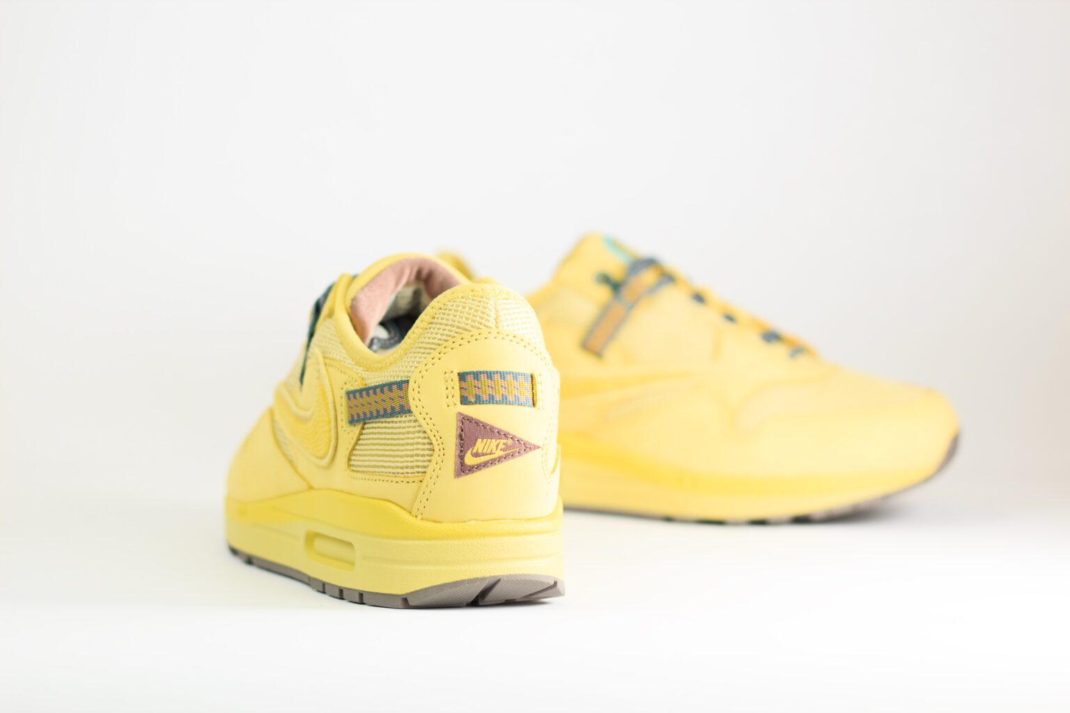 Nike Air Max 1 Travis Scott Cactus Jack Saturn Gold – Geel/Bruin/Goud – Heren/Dames/Uniseks Sneakers – Suede/Mesh – DO9392-700 – Achterkant