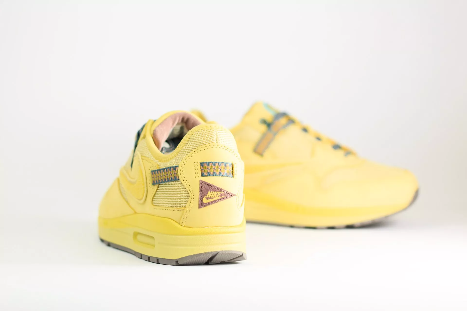 Nike Air Max 1 Travis Scott Cactus Jack Saturn Gold – Geel/Bruin/Goud – Heren/Dames/Uniseks Sneakers – Suede/Mesh – DO9392-700 – Achterkant