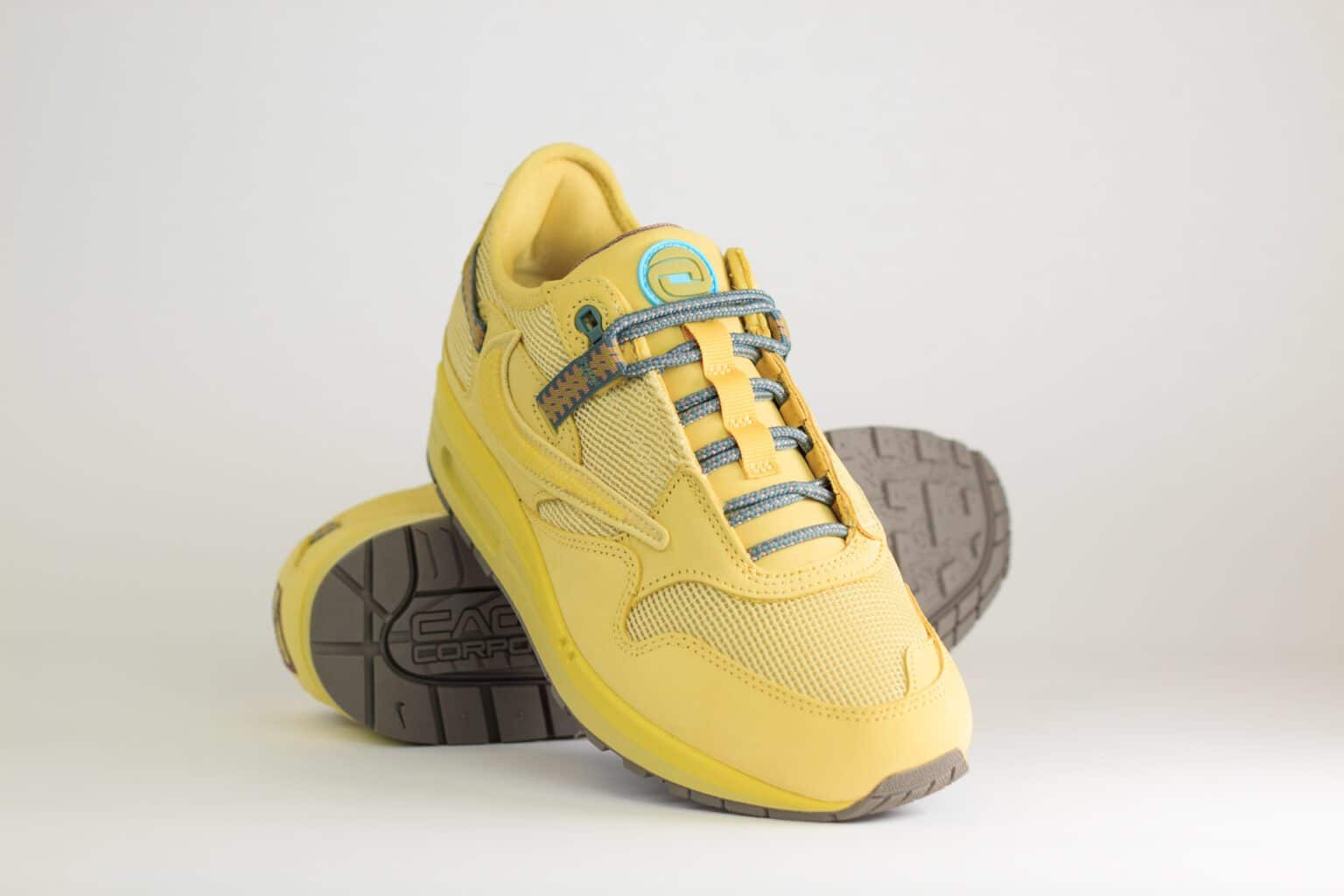 Nike Air Max 1 Travis Scott Cactus Jack Saturn Gold – Geel/Bruin/Goud – Heren/Dames/Uniseks Sneakers – Suede/Mesh – DO9392-700 – Voorkant