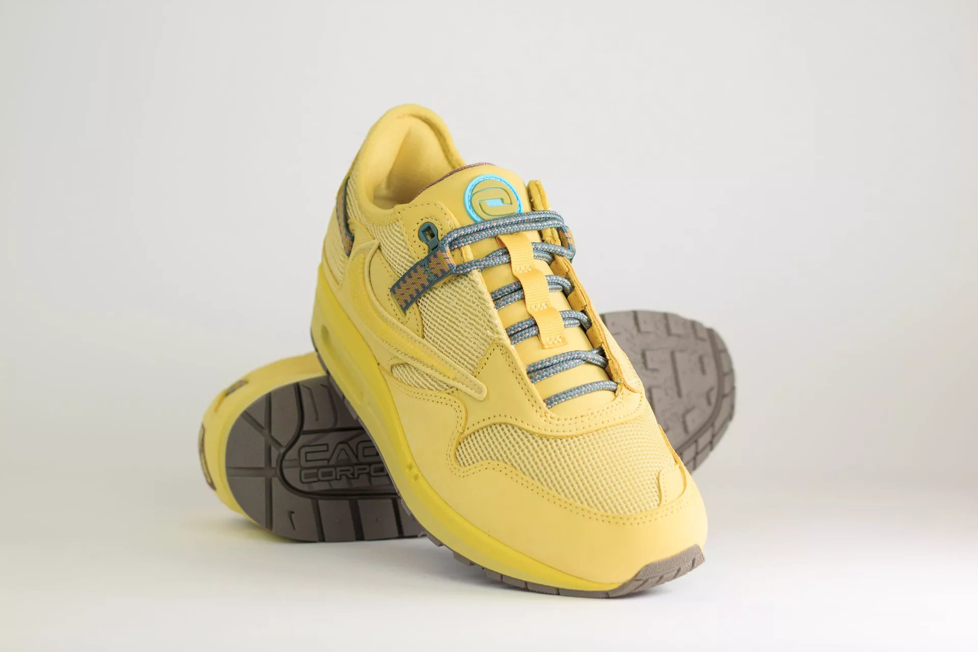 Nike Air Max 1 Travis Scott Cactus Jack Saturn Gold – Geel/Bruin/Goud – Heren/Dames/Uniseks Sneakers – Suede/Mesh – DO9392-700 – Voorkant