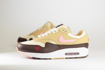 Nike Air Max 1 Valentine’s Day (W) – Bruin/Geel/Roze – Heren/Dames/Uniseks Sneakers – Leer/Mesh – FZ4346-200 – Zijkant