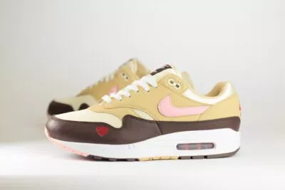 Nike Air Max 1 Valentine’s Day (W) – Bruin/Geel/Roze – Heren/Dames/Uniseks Sneakers – Leer/Mesh – FZ4346-200 – Zijkant