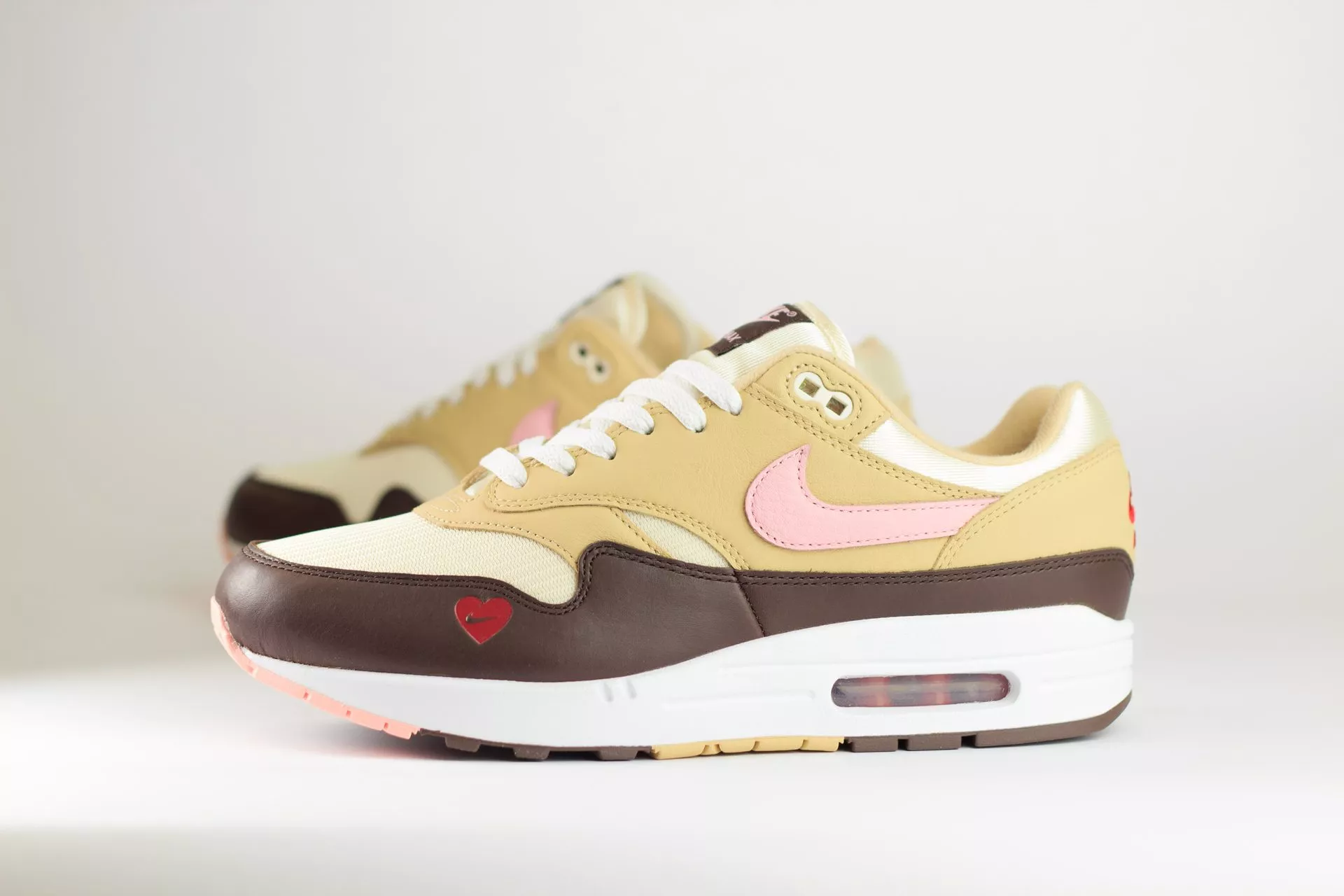 Nike Air Max 1 Valentine’s Day (W) – Bruin/Geel/Roze – Heren/Dames/Uniseks Sneakers – Leer/Mesh – FZ4346-200 – Zijkant
