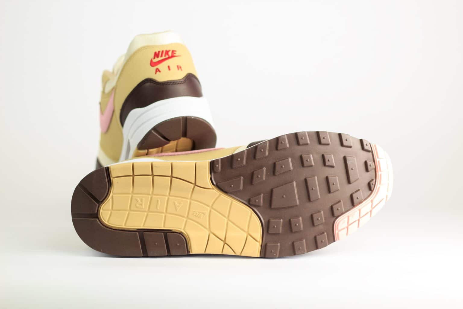 Nike Air Max 1 Valentine’s Day (W) – Bruin/Geel/Roze – Heren/Dames/Uniseks Sneakers – Leer/Mesh – FZ4346-200 – Onderkant
