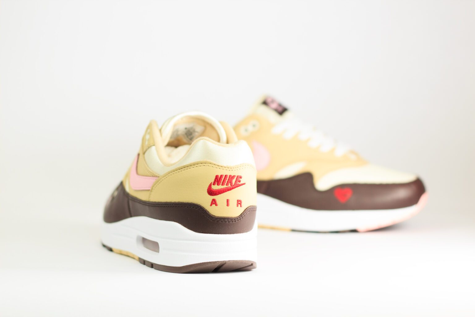 Nike Air Max 1 Valentine’s Day (W) – Bruin/Geel/Roze – Heren/Dames/Uniseks Sneakers – Leer/Mesh – FZ4346-200 – Achterkant