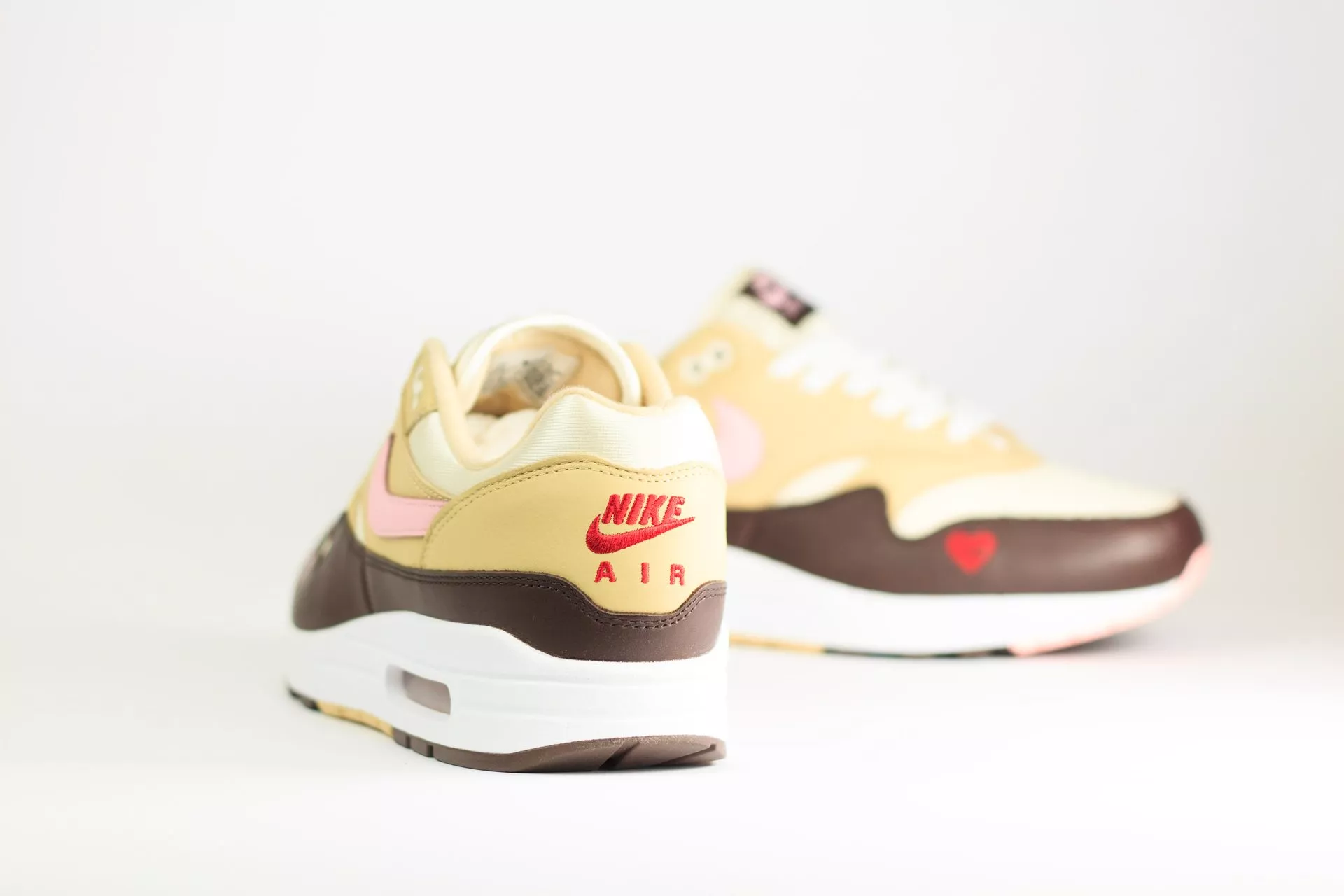 Nike Air Max 1 Valentine’s Day (W) – Bruin/Geel/Roze – Heren/Dames/Uniseks Sneakers – Leer/Mesh – FZ4346-200 – Achterkant