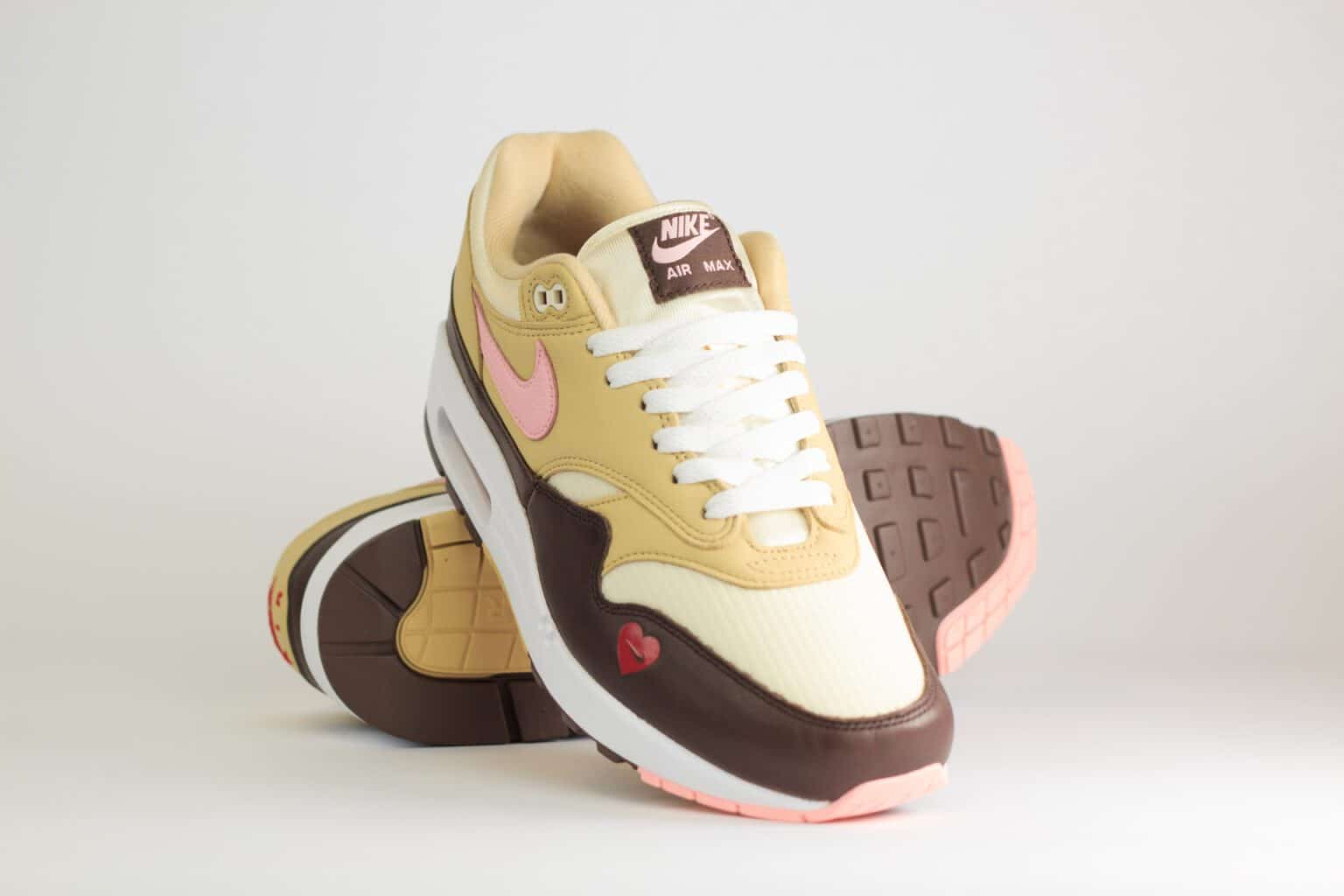 Nike Air Max 1 Valentine’s Day (W) – Bruin/Geel/Roze – Heren/Dames/Uniseks Sneakers – Leer/Mesh – FZ4346-200 – Voorkant