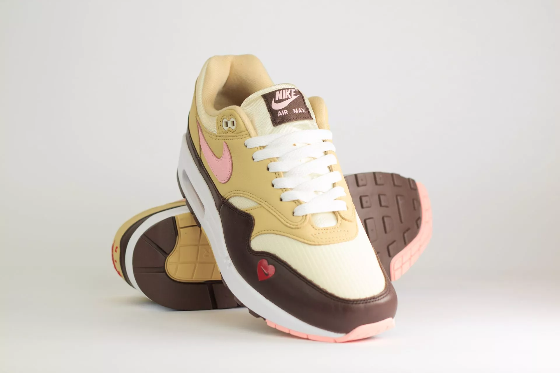 Nike Air Max 1 Valentine’s Day (W) – Bruin/Geel/Roze – Heren/Dames/Uniseks Sneakers – Leer/Mesh – FZ4346-200 – Voorkant