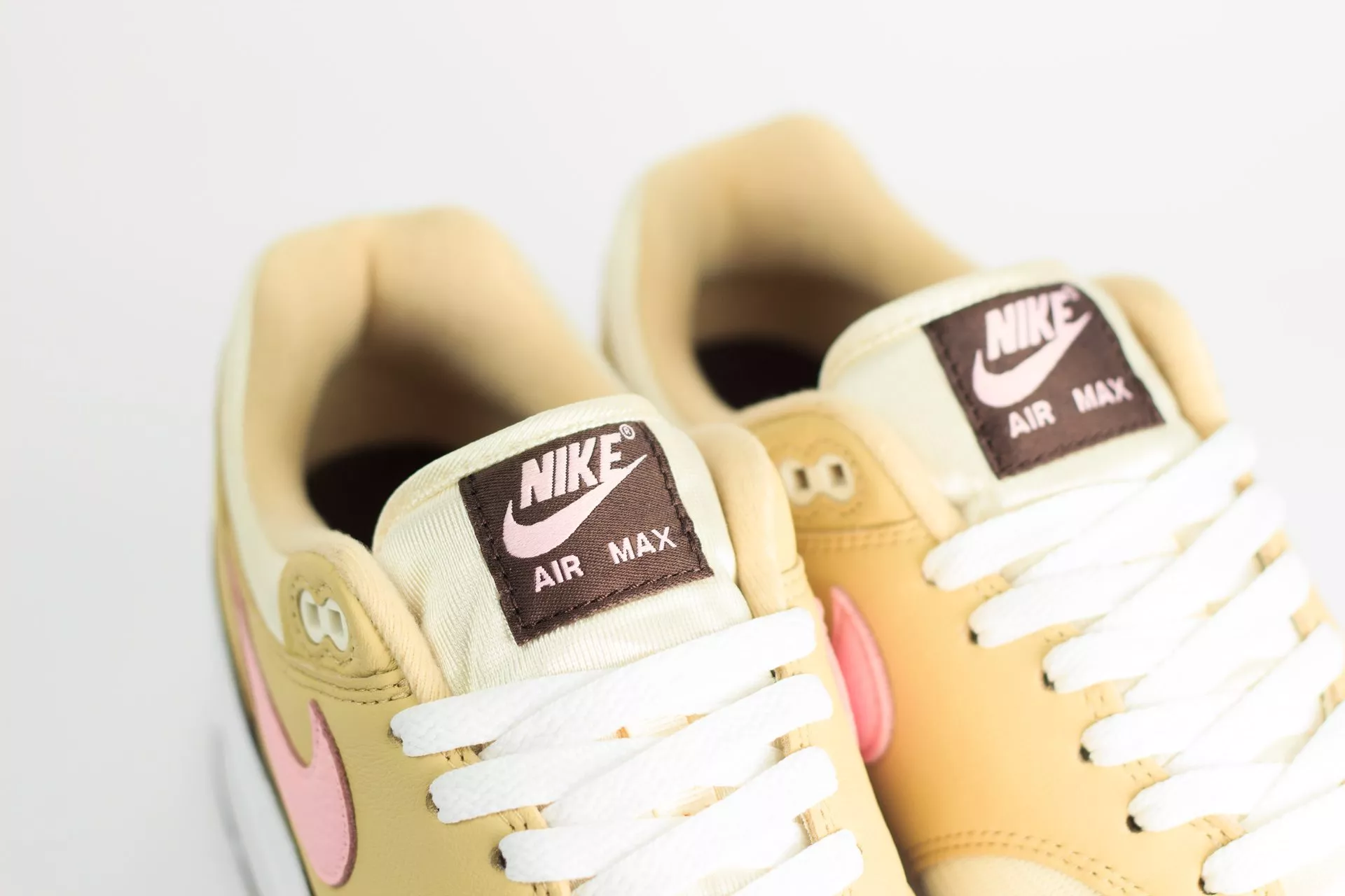 Nike Air Max 1 Valentine’s Day (W) – Bruin/Geel/Roze – Heren/Dames/Uniseks Sneakers – Leer/Mesh – FZ4346-200 – Bovenkant