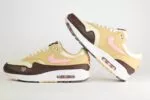 Nike Air Max 1 Valentine’s Day (W) – Bruin/Geel/Roze – Heren/Dames/Uniseks Sneakers – Leer/Mesh – FZ4346-200 – Binnenkant