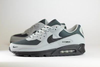 Nike Air Max 90 Light Smoke Grey Black – Grijs/Zwart – Heren/Dames/Uniseks Sneakers – Leer/Mesh – IM5989-077 – Zijkant