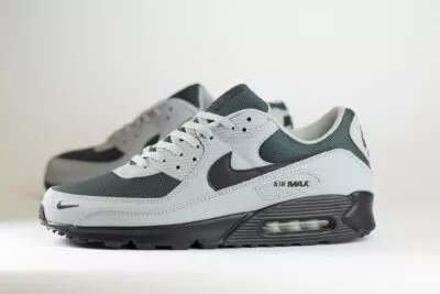 Nike Air Max 90 Light Smoke Grey Black – Grijs/Zwart – Heren/Dames/Uniseks Sneakers – Leer/Mesh – IM5989-077 – Zijkant