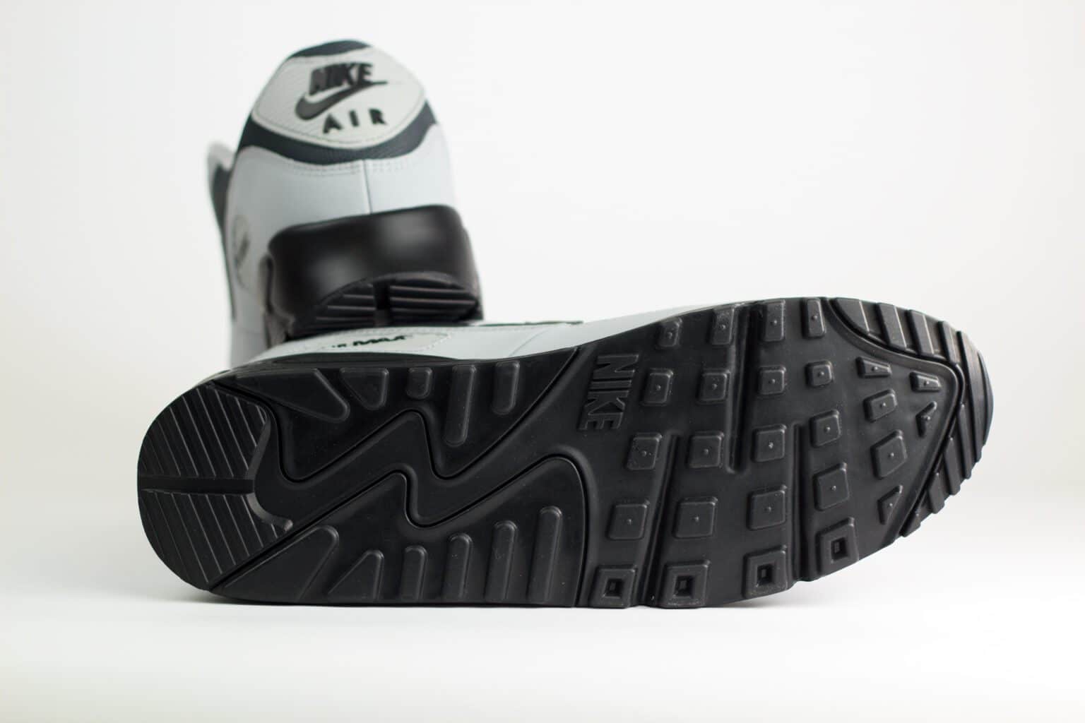 Nike Air Max 90 Light Smoke Grey Black – Grijs/Zwart – Heren/Dames/Uniseks Sneakers – Leer/Mesh – IM5989-077 – Onderkant