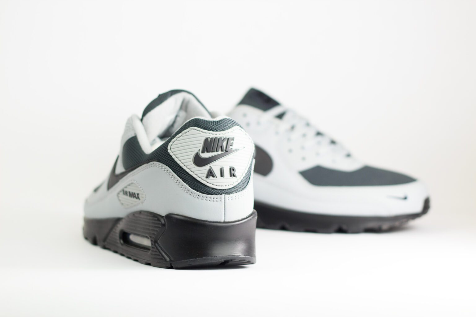 Nike Air Max 90 Light Smoke Grey Black – Grijs/Zwart – Heren/Dames/Uniseks Sneakers – Leer/Mesh – IM5989-077 – Achterkant