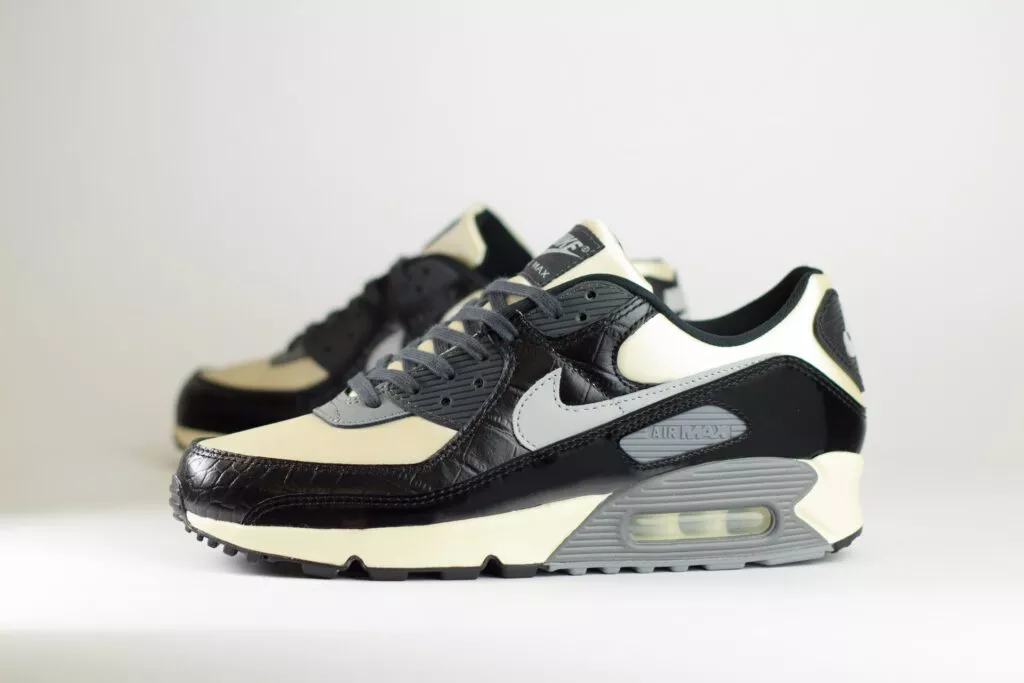Nike Air Max 90 QS Smoke Grey Crocodile – Beige/Zwart – Heren/Dames/Uniseks Sneakers – Leer/Satin – IO4468-100 – Zijkant