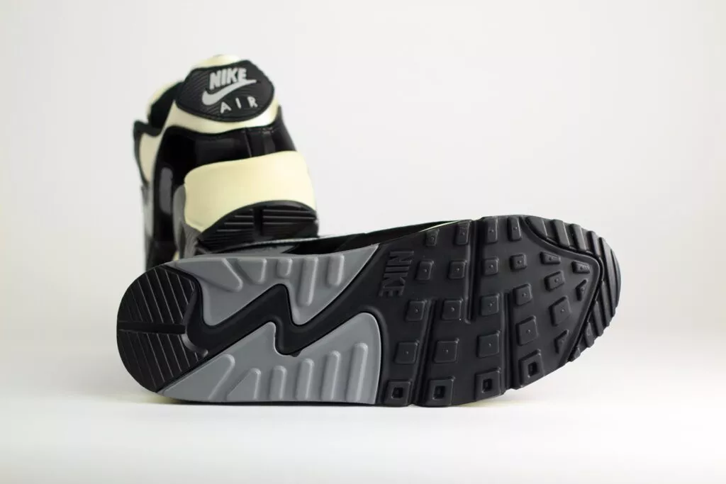Nike Air Max 90 QS Smoke Grey Crocodile – Beige/Zwart – Heren/Dames/Uniseks Sneakers – Leer/Satin – IO4468-100 – Onderkant
