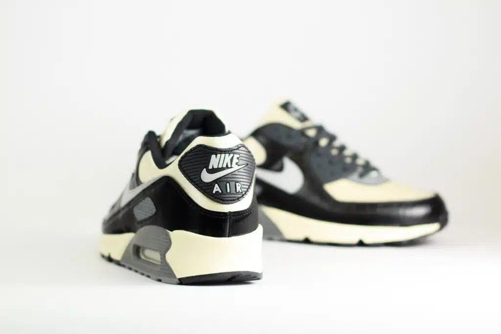 Nike Air Max 90 QS Smoke Grey Crocodile – Beige/Zwart – Heren/Dames/Uniseks Sneakers – Leer/Satin – IO4468-100 – Achterkant