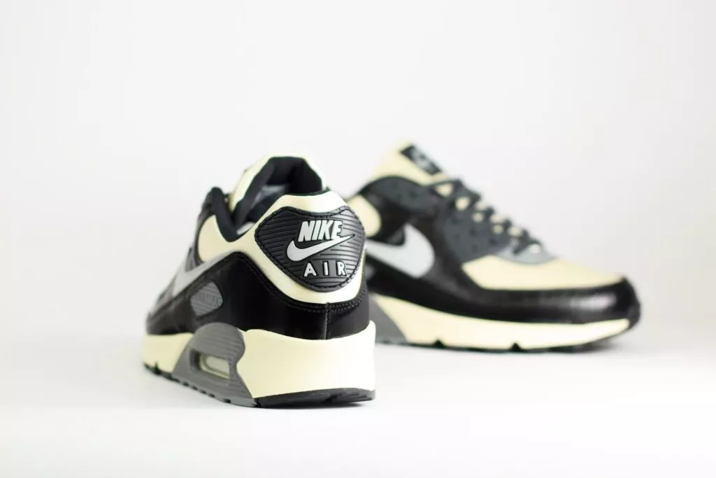 Nike Air Max 90 QS Smoke Grey Crocodile – Beige/Zwart – Heren/Dames/Uniseks Sneakers – Leer/Satin – IO4468-100 – Achterkant