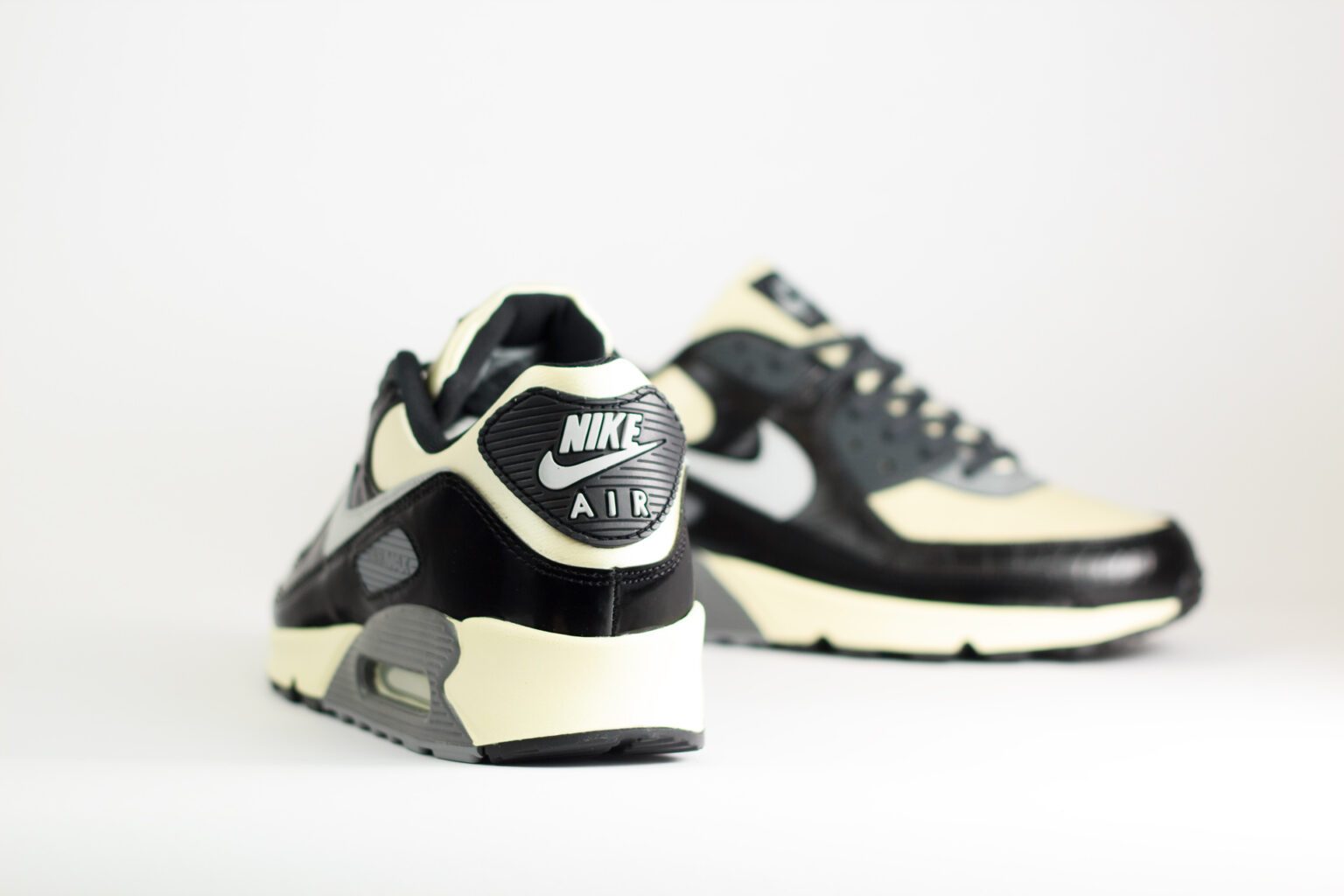Nike Air Max 90 QS Smoke Grey Crocodile – Beige/Zwart – Heren/Dames/Uniseks Sneakers – Leer/Satin – IO4468-100 – Achterkant